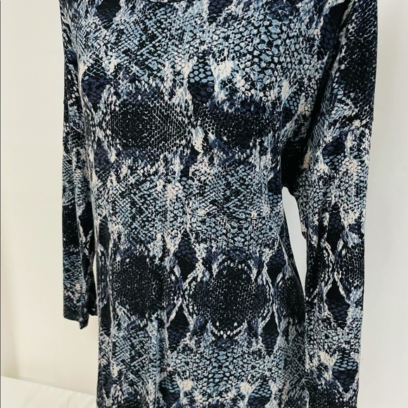 Banana Republic Blouse Blue and Black Snake Skin print Very soft Long Sleeves - Picture 4 of 6